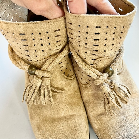 Billabong Tan Ankle Boots with Tassels - Picture 12 of 12